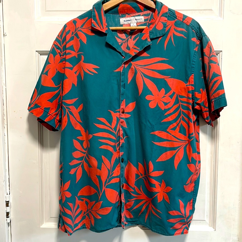 **SOLD** Old Navy Men’s L Regular Fit Camp Style button down tee.